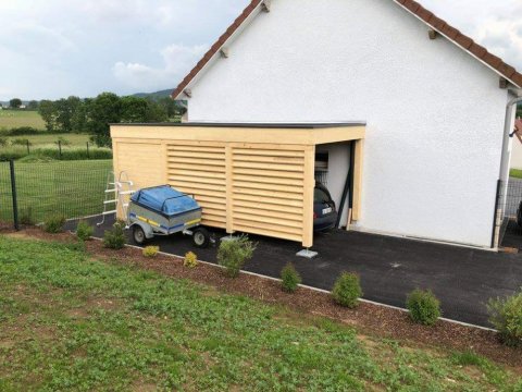 Création et pose d'abris de voiture avec rangement ou local à moto à Besançon et ses environs.