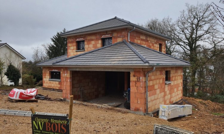 Pose et installation de de charpente fermette avec toiture ardoise sur une maison à Valentin